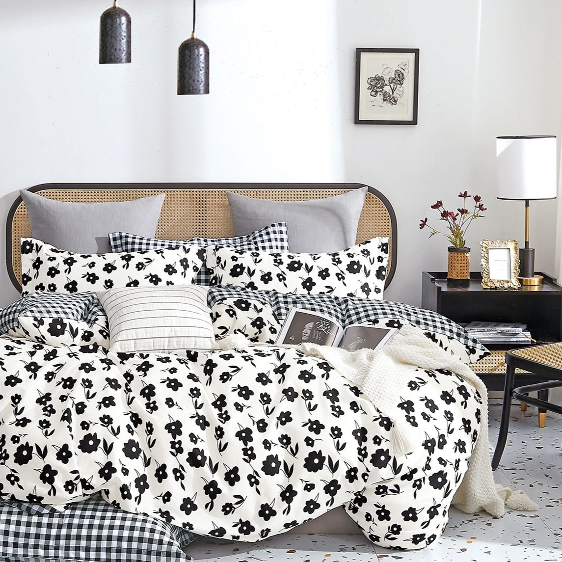 Hepburn Black/White Floral 100% Cotton Reversible  Comforter Set (size: Twin XL)